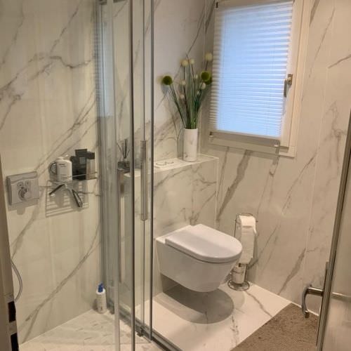 rénovation salle de bain effet marbre blanc