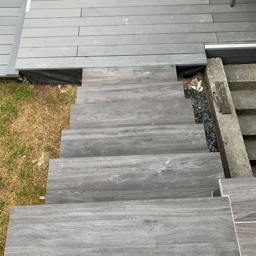 terrasse et escalier aspect bois