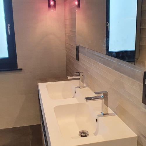 Aménagement d'une salle de bain et d'un wc dans un style moderne