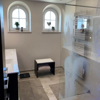Rénovation complète d'une salle de bain avec plaque XXL