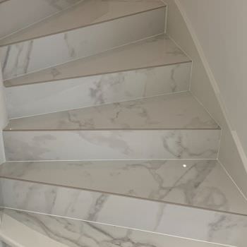Rénovation d'un escalier aspect marbre